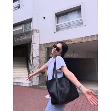 ★송혜교착용★ 보테가베네타 코리에레 인트레치아토 레더 토트백 34 [정상가 690만원대]